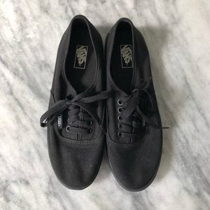 Vans Unisex All Black Sneaker - Gently Worn